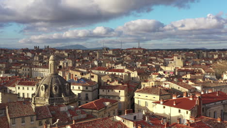 Dächer-Von-Montpellier-Ecusson-Luftdrohnenansicht-Während-Der-Goldenen-Stunde-Bewölkt